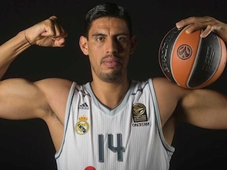web-53-basquetbolista Gustavo Ayón 