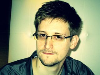 interbr - Edward-Snowden-pose-web