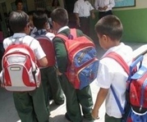 niños con mochilas